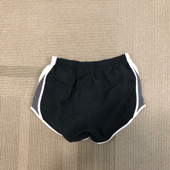 Women’s XS Nike running shorts - Picture 3 of 3